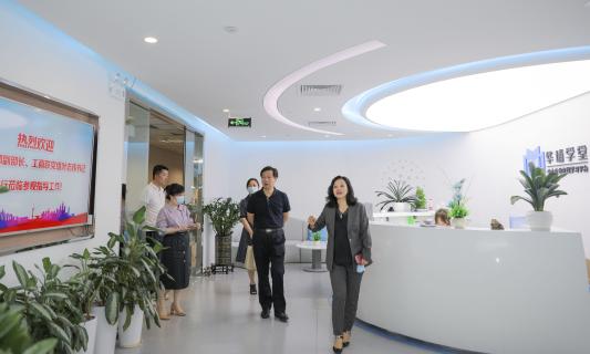罗湖区委统战部副部长、工商联党组书记叶志伟一行到龙门国际调研